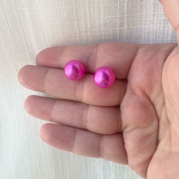 Hot pink stud pearl earrings 💕 - Picture 2 of 2